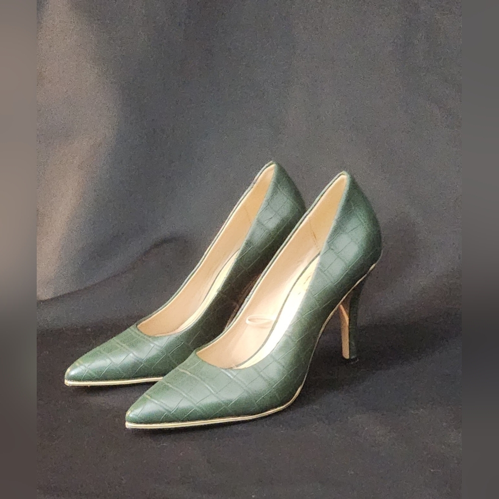Andrew Marc Peggy Pumps in Green Croco Size 5.5